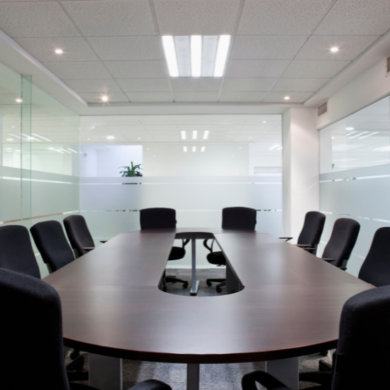 Sala de reuniones con mesas grande y sillas alrededor