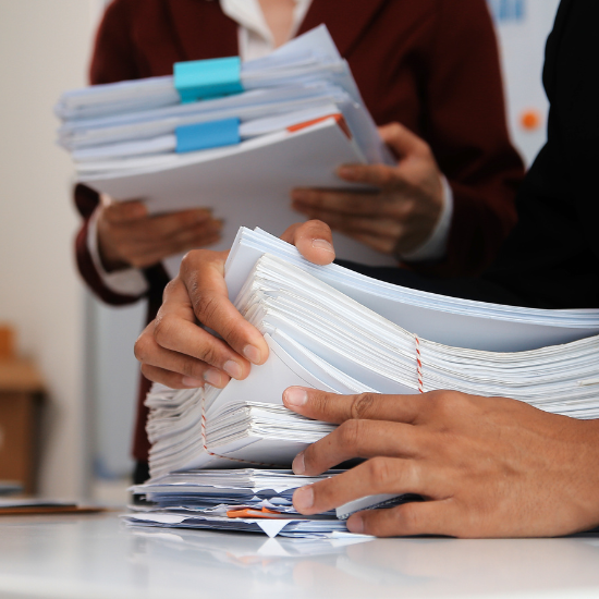 Asesores financieros realizando labores administrativas