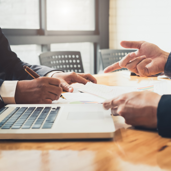 Asesores financieros realizando estudios para empresas