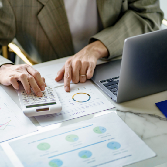 Asesores financieros realizando estudio financiero