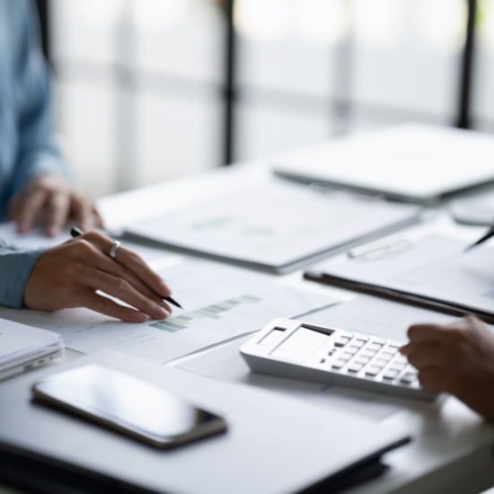 Asesores financieros realizando estudio para un cliente