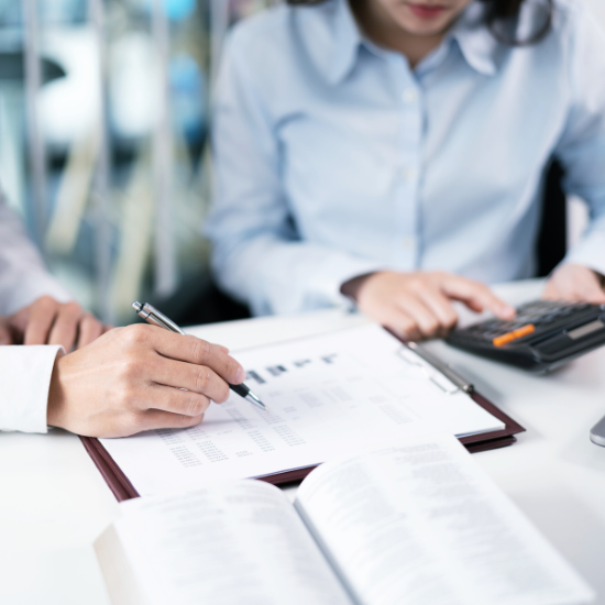 Asesores financieros realizando un estudio a una empresa