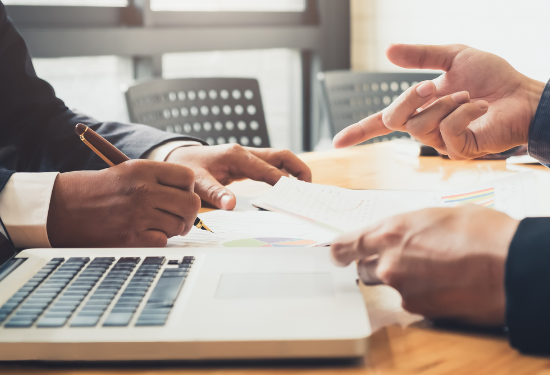 Asesores financieros realizando estudios para empresas