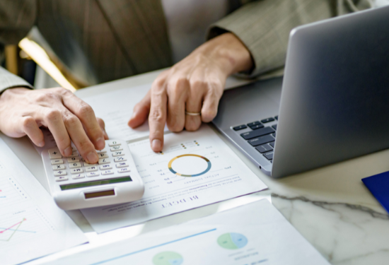 Asesores financieros realizando estudio financiero