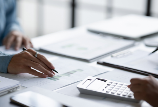 Asesores financieros realizando estudio para un cliente