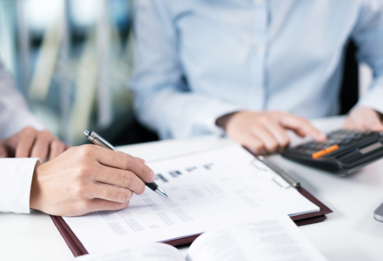 Asesores financieros realizando un estudio a una empresa